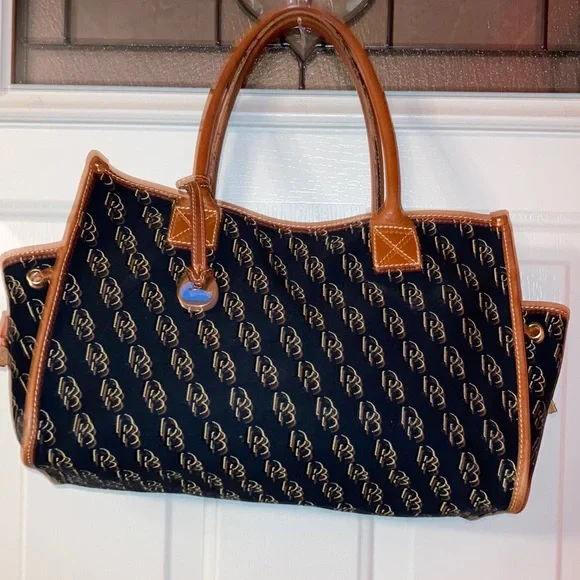 DOONEY & BOURKE BLACK & TAN SHOULDER BAG. VERY CLEAN! ALMOST LIKE NEW - Picture 1 of 15